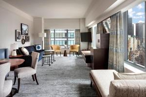 波士顿波士顿丽思卡尔顿酒店的酒店客房设有一个享有城市美景的客厅。
