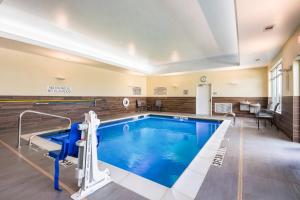 普莱诺Fairfield Inn & Suites by Marriott Dallas Plano/Frisco的游泳池,位于酒店带游泳池的客房