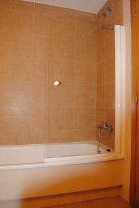 桑亨霍里维洛公寓的带浴缸和淋浴的浴室
