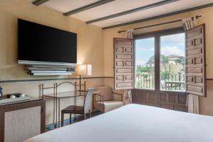 托莱多西尤达德托莱多AC万豪生活酒店的酒店客房设有一张床和一个大窗户