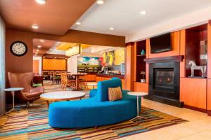 阿比林万豪阿比林费尔菲尔德客栈的客厅设有蓝色的沙发和壁炉