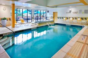 坎伯兰Fairfield Inn & Suites by Marriott Cumberland的大楼内一个蓝色的大型游泳池