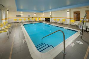 汉诺瓦万豪集团阿伦德尔米尔斯巴尔的摩机场费尔菲尔德客栈的医院里的一个大型游泳池