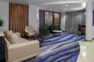 夏洛特Fairfield Inn & Suites by Marriott Matthews Charlotte的带沙发和桌子的等候室