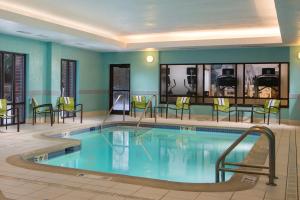林肯郡芝加哥林肯郡斯普林黑尔套房酒店的游泳池位于酒店客房内,配有桌椅