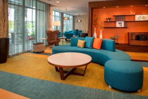 MiddletownFairfield Inn & Suites by Marriott Harrisburg International Airport的客厅配有蓝色的沙发和桌子