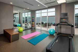 MiddletownFairfield Inn & Suites by Marriott Harrisburg International Airport的办公室,带跑步机和球的健身房