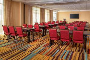 MiddletownFairfield Inn & Suites by Marriott Harrisburg International Airport的一间会议室,配有桌子和红色椅子