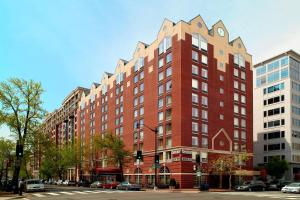 华盛顿华盛顿市中心费尔菲尔德万豪套房酒店的城市街道上一座高大的红砖建筑