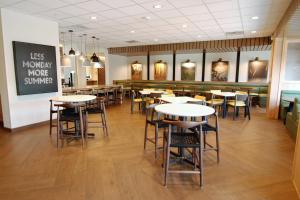 威诺纳Fairfield Inn & Suites Winona的餐厅内带桌椅的用餐室
