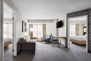 印第安纳波利斯印第安纳波利斯西北酒店的酒店客房设有书桌和卧室。