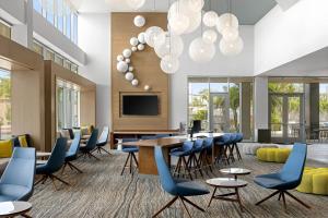 安纳海姆Element Anaheim Resort Convention Center的一间配备有桌椅和电视的会议室