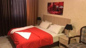 安曼Suzan Hotel Apartments的酒店客房,配有一张带红色毯子的床