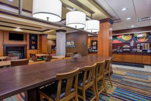 柯达柯达费尔菲尔德客栈酒店的大型用餐室配有大型木桌和椅子