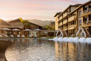 维雷亚AC Hotel by Marriott Maui Wailea的一座设有游泳池、椅子和建筑的酒店