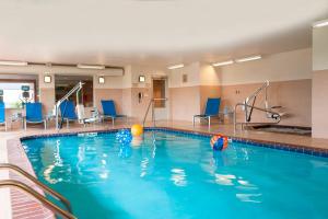 约翰斯顿到恩普拉斯套房酒店德梅因厄本代尔的一间酒店客房内的游泳池