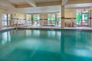 巴斯金里奇Courtyard by Marriott Basking Ridge的在酒店房间的一个大型游泳池