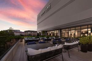 普吉镇Courtyard by Marriott Phuket Town的大楼内带桌椅的天井