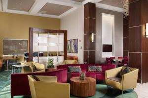 达尼亚滩劳德代尔堡机场春季山丘套房酒店的大堂配有沙发、椅子和桌子