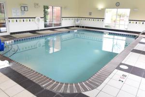 Weirton威尔顿万豪费尔菲尔德客栈&套房酒店的蓝色海水大型游泳池
