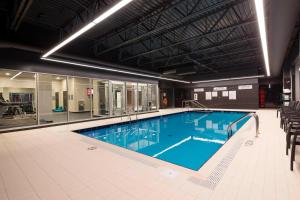 魁北克市魁北克万怡酒店的大楼内的大型游泳池