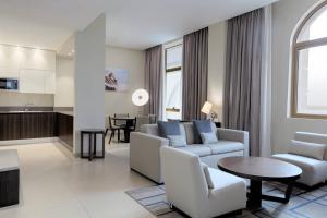 阿尔及尔Residence Inn by Marriott Algiers Bab Ezzouar的客厅配有沙发和桌子