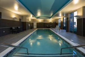 蒙特朱丽叶Residence Inn Nashville Mt. Juliet的在酒店房间的一个大型游泳池
