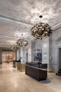 哈利法克斯The Westin Nova Scotian的大厅,楼内有三个吊灯