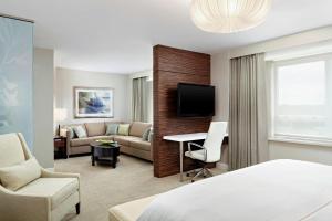 哈利法克斯The Westin Nova Scotian的酒店客房设有床和客厅。
