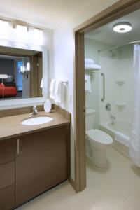 斯普林菲尔德斯普林菲尔德唐普雷斯万豪广场套房酒店的一间带水槽、卫生间和镜子的浴室