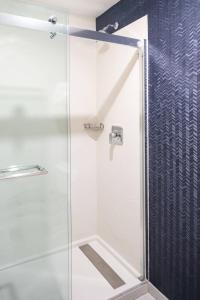 塔尔萨塔尔萨中心费尔菲尔德万豪套房酒店的浴室里设有玻璃门淋浴