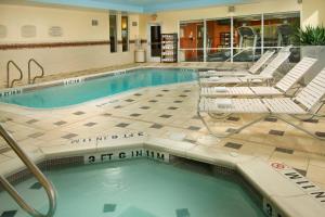 新布朗费尔斯新布朗费尔斯万豪费尔菲尔德套房酒店的酒店游泳池设有椅子和游泳池