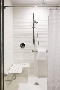 达拉斯AC Hotel By Marriott Dallas By The Galleria的带淋浴和卫生间的白色浴室