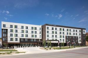 苏城Courtyard Sioux City Downtown/Convention Center的街道上一座白色的旅馆大楼