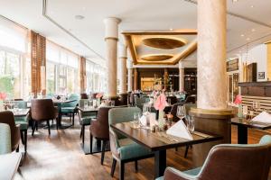 波恩波恩费努斯贝格多瑞特酒店的一间带桌椅的餐厅和一间酒吧