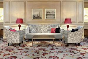 巴黎The Westin Paris - Vendôme的客厅配有沙发和两把椅子