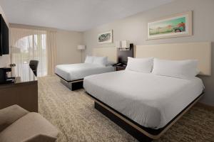 棕榈滩棕榈滩万豪费尔菲尔德客栈及套房酒店的酒店客房,设有两张床和一张沙发
