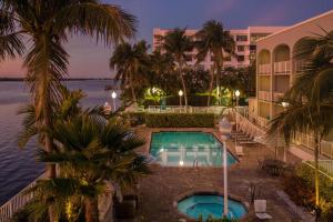 棕榈滩棕榈滩万豪费尔菲尔德客栈及套房酒店的享有带游泳池的度假村景致
