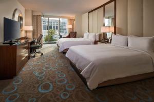 华盛顿马奎斯万豪酒店华盛顿特区 的酒店客房设有两张床和一台平面电视。