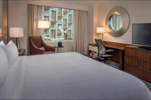 华盛顿马奎斯万豪酒店华盛顿特区 的酒店客房设有一张大床和一台电视。