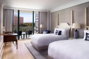 迈阿密迈阿​​密力丽思卡尔顿椰林酒店 的酒店客房设有两张床和一个阳台。