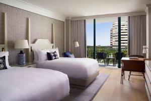 迈阿密迈阿​​密力丽思卡尔顿椰林酒店 的酒店客房设有两张床和一个阳台。