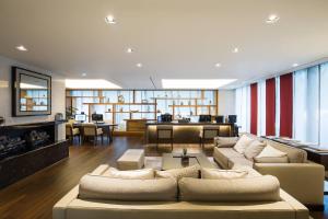 首尔首尔万豪行政公寓的带沙发和壁炉的大型客厅