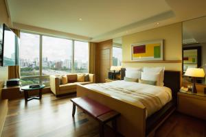 首尔首尔万豪行政公寓的酒店客房带床、沙发和窗户