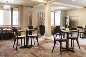 哈里森堡哈里森堡豪庭酒店的一间在房间内配有桌椅的餐厅