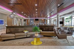 奥兰治堡SpringHill Suites by Marriott Orangeburg的一个带沙发和椅子的大堂和一间酒吧