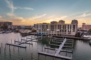 克利尔沃特Courtyard by Marriott Clearwater Beach的城市码头景观,建筑