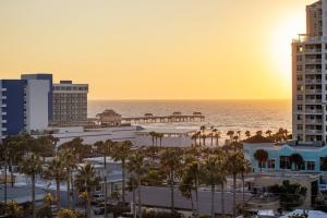 克利尔沃特Courtyard by Marriott Clearwater Beach的享有海洋和建筑的城市美景