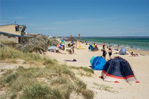 阿斯彭达尔Aspendale Beach Escape -Walk To Mordialloc的一群人在海滩上,有帐篷