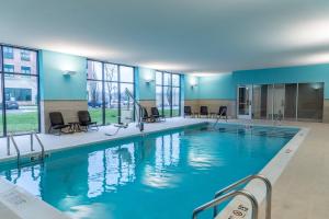 欧弗兰帕克SpringHill Suites by Marriott Overland Park Leawood的大楼里一个蓝色的大泳池